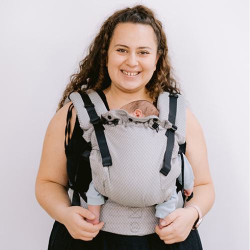 mama porteando a un bebe de un mes en una mochila Neko Switch ergonomica y evolutiva